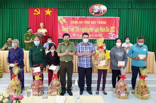 Giám đốc Công an tỉnh Sóc Trăng tặng quà cho hộ nghèo nhân dịp Xuân Nhâm Dần năm 2022