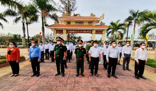 Trung tướng Nguyễn Xuân Dắt - Tư lệnh Quân khu 9, thắp hương tại Bia tưởng niệm các anh hùng liệt sĩ và tặng quà tại xã Mỹ Phước