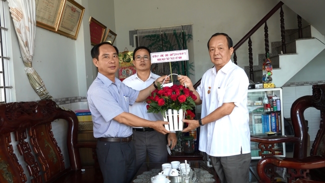 Đồng chí Nguyễn Việt Phú thăm các Bác sĩ nguyên lãnh đạo Trung tâm y tế huyện Mỹ Tú