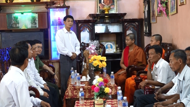 Ông Lâm Văn Mẫn cùng đoàn cán bộ tỉnh thăm chùa Tà Ân xã Thuận Hưng