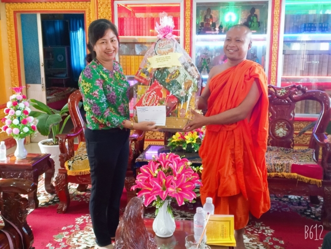 Đồng Chí Dương Thị Kim Thúy thăm chùa Béc Tôn xã Phú Mỹ nhân dịp lễ Đôl Ta