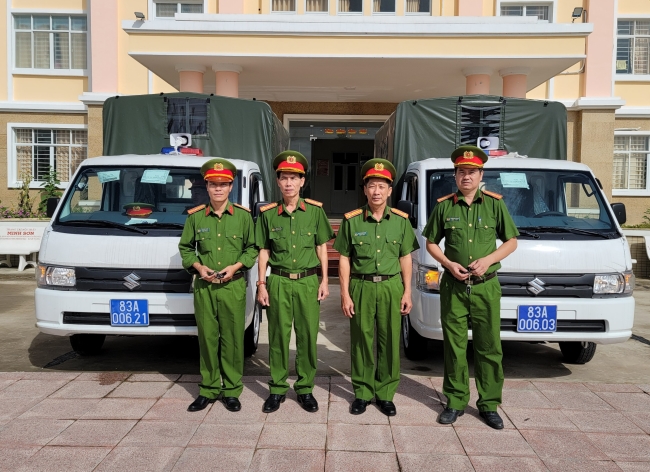 Bàn giao xe ô tô tải nhỏ phục vụ công tác đảm bảo an ninh trật tự cho Công an các xã Mỹ Phước và xã Hưng Phú