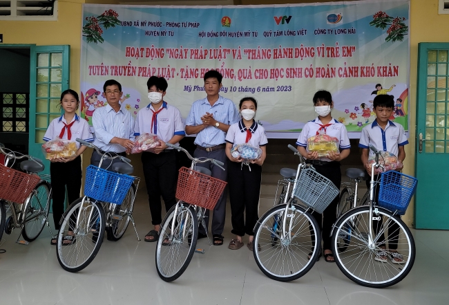 Tặng 20 chiếc xe đạp và 700 phần quà cho các em học sinh tại xã Mỹ Phước