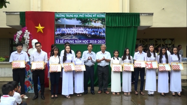 Trường THPT Mỹ Hương tổ chức lễ bế giảng năm học 2016-2017