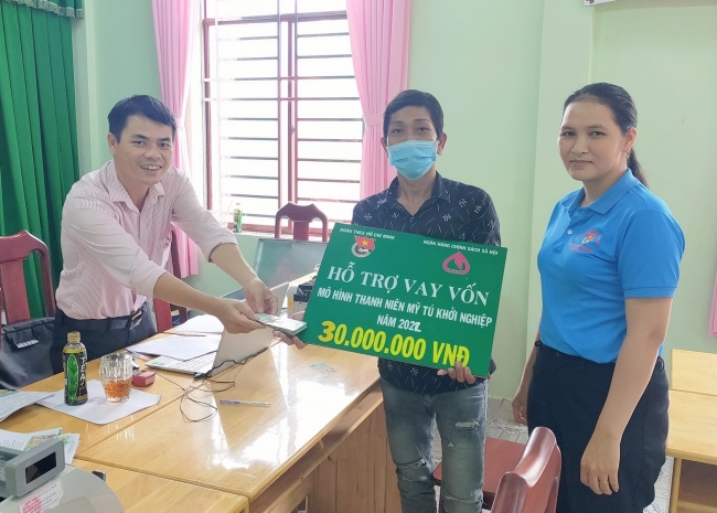 Ngân hàng CSXH huyện hỗ trợ thanh niên Mỹ Thuận vay vốn khởi nghiệp