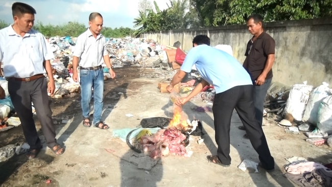 Mỹ Tú: Tiêu huỷ thịt heo bán không đúng nơi quy định