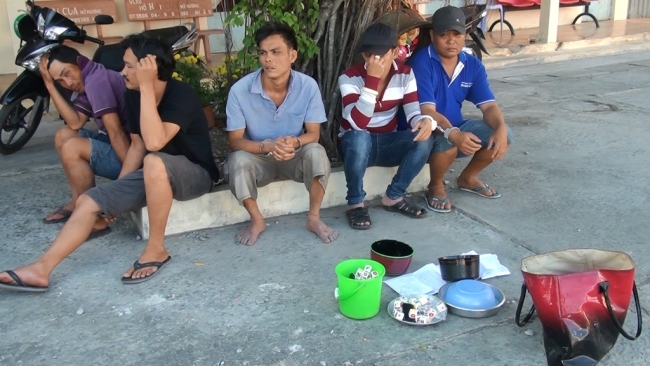 Bắt 9 đối tượng lắc bầu cua ăn tiền tại xã Mỹ Hương