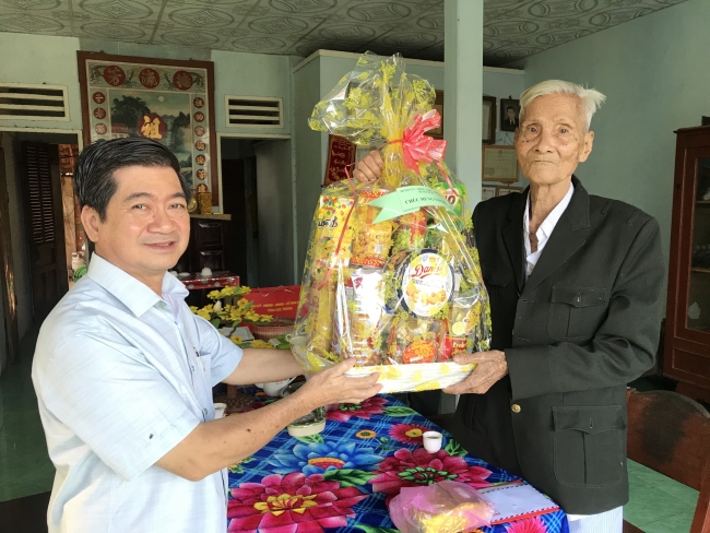 Bí thư Huyện uỷ, Chủ tịch UBND huyện chúc tết, tặng quà cán bộ hưu trí