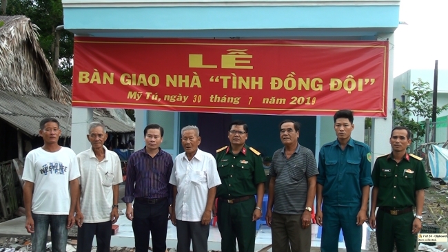 Trao nhà Tình đồng đội cho đồng chí Huỳnh Văn Tùng tại xã Mỹ Phước
