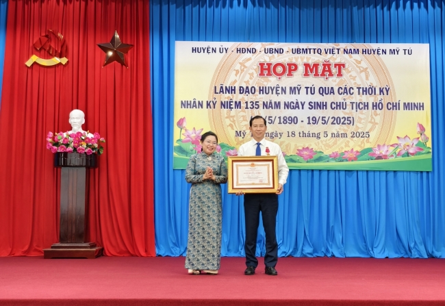 Họp mặt lãnh đạo huyện Mỹ Tú qua các thời kỳ nhân kỷ niệm 135 năm Ngày sinh Chủ tịch Hồ Chí Minh (19/5/1890 - 19/5/2025)