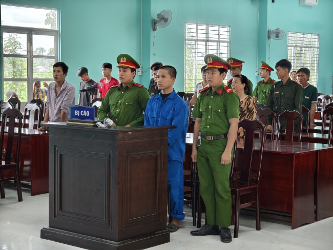 2 năm 6 tháng tù dành cho đối tượng mua bán tàng trữ, mua bán vũ khí quân dụng trái phép trong phiên xét xử lưu động tại xã Mỹ Phước huyện Mỹ Tú