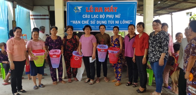 Hội LHPN xã Thuận Hưng ra mắt Câu lạc bộ  “Phụ nữ hạn chế sử dụng túi nilon”