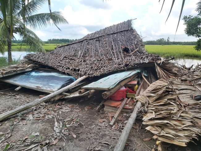 01 căn nhà ở Mỹ Phước bị tốc mái do mưa to gió mạnh
