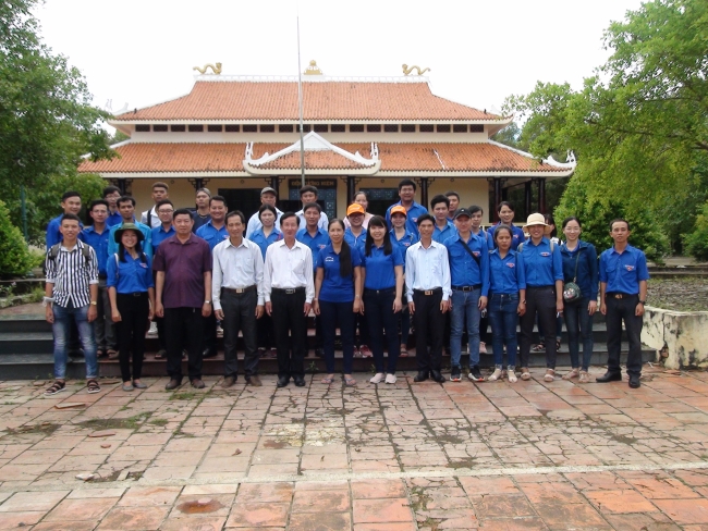 Đoàn viên thanh niên huyện Mỹ Tú và Thị xã Vĩnh Châu về thăm Khu Căn cứ Tỉnh Uỷ nhân dịp quốc Khánh 2-9