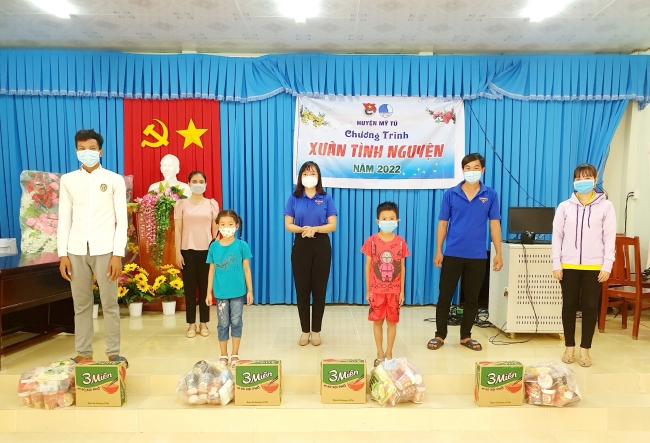 Hội LHTN Việt Nam huyện Mỹ Tú đến thăm hỏi, động viên và tặng quà tại Trạm Y tế lưu động xã Mỹ Hương