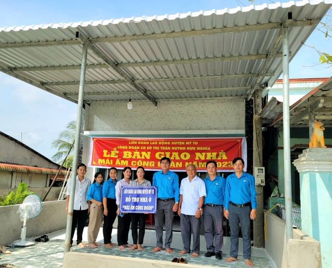 Liên đoàn lao động huyện Mỹ Tú bàn giao nhà "Mái ấm công đoàn” tại xã Thuận Hưng