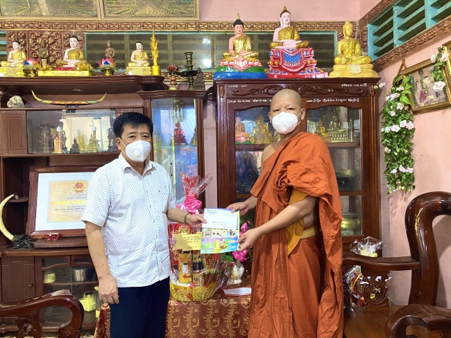 Bí thư Huyện uỷ Nguyễn Văn Thứ thăm và tặng quà chùa Tà Ân  nhân dịp Lễ Sene Dolta năm 2021