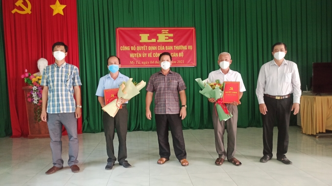 Công bố Quyết định của Ban thường vụ Huyện ủy về công tác cán bộ xã Long Hưng và xã Hưng Phú