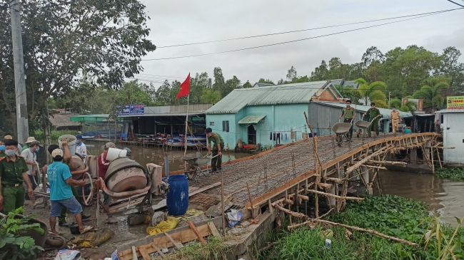 Chiến sĩ công an huyện và Nhân dân thị trấn Huỳnh Hữu Nghĩa chung tay xây dựng cầu giao thông