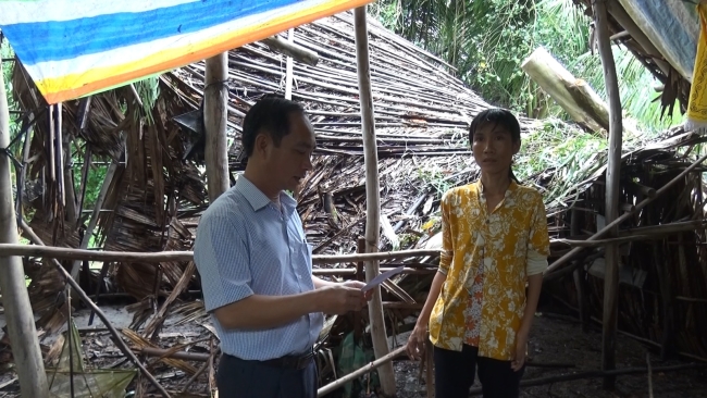 Đồng chí Nguyễn Việt Phú, PBTTT Huyện ủy, kịp thời thăm hỏi, động viên và hỗ trợ các gia đình bị ảnh hưởng bởi cơn bão số 03