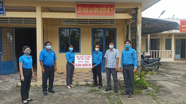 Liên đoàn lao động tỉnh Sóc Trăng gửi 10 ngàn quyển tập cho Công đoàn cơ sở huyện Mỹ Tú