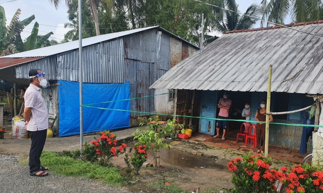 Đồng chí Nguyễn Việt Phú, Chủ tịch UBND huyện Mỹ Tú thăm hỏi, động viên các gia đình đi làm ăn xa trở về địa phương đang thực hiện cách ly y tế tại nhà