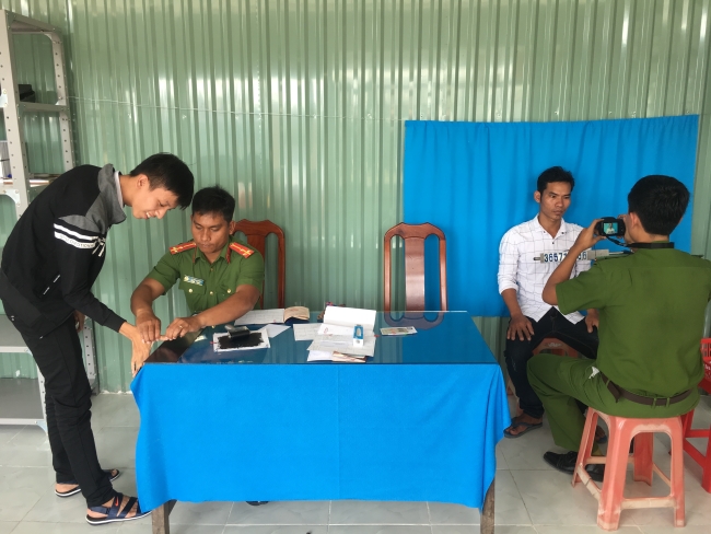 Công an huyện Mỹ Tú tổ chức cấp mới, cấp đổi CMND cho công dân