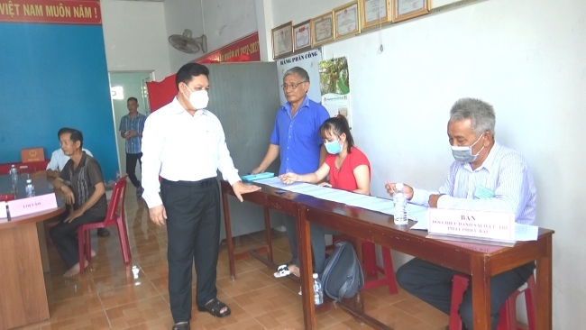 Đồng chí Lê Thanh Vị đến kiểm tra các điểm bầu cử Trưởng ban nhân dân ấp nhiệm kỳ 2022-2027 tại xã Hưng Phú và Long Hưng