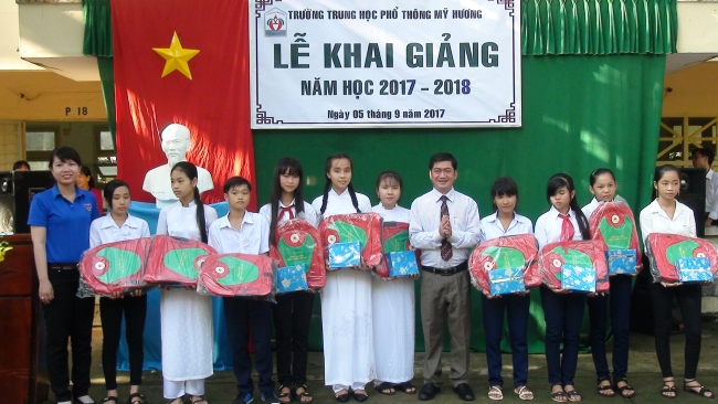 Chủ tịch UBND huyện – Trần Văn Việt dự lễ khai giảng năm học mới  tại Trường THPT Mỹ Hương